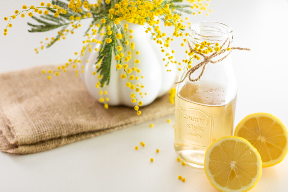 lemon-water_FQW15UPFUL.jpg